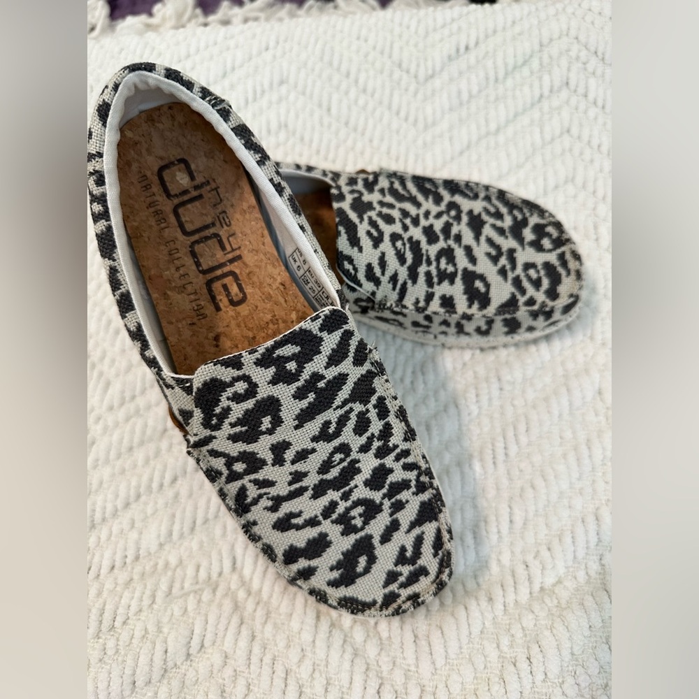 Women’s Hey Dudes. Size 8